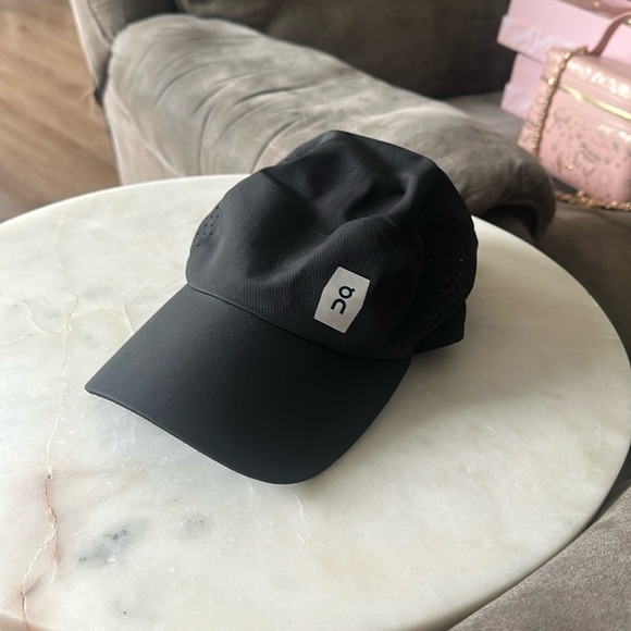 On Running Accessories - ON CLOUD LIGHTWEIGHT CAP
